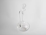 une bouteille en verre transparent munie d'un bouchon en verre