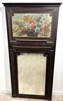 un miroir sur lequel est peinte une image, dans une pièce
