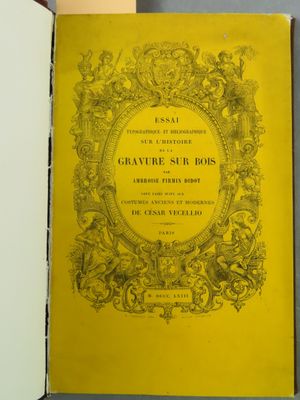 un livre jaune posé sur une table, à côté d'un livre blanc