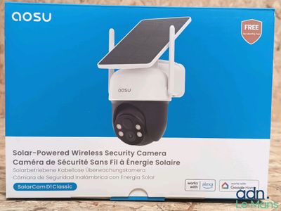 un gros plan d'un boîtier équipé d'une caméra de sécurité alimentée à l'énergie solaire