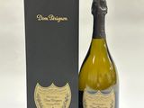 une bouteille de champagne devant une boîte noire