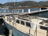 un voilier amarré au quai