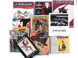 plusieurs livres sur une surface blanche avec un fond blanc