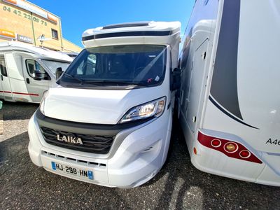 une camionnette blanche garée à côté d'une camionnette blanche dans un parking