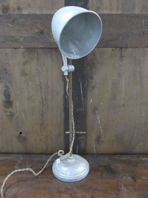 une lampe blanche posée sur une table en bois
