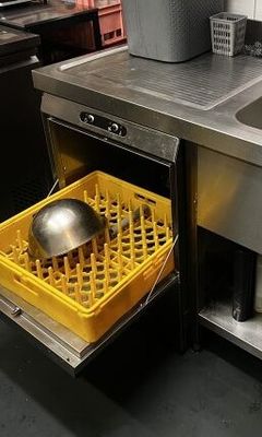 une image d'une cuisine avec un évier et un lave-vaisselle