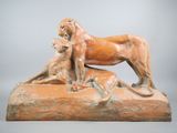 statue représentant un lion et un chien sur un rocher