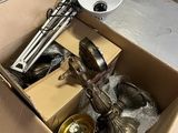 une boîte en carton contenant un certain nombre d'objets