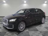 un SUV Audi noir garé sur un sol à damier dans un showroom