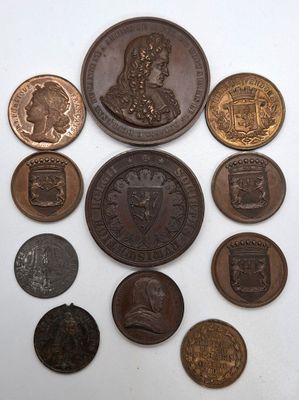 gros plan d'un paquet de pièces de monnaie sur une surface blanche