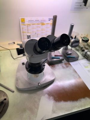 un microscope posé sur une table