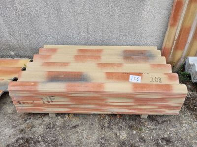 plusieurs pièces de bois sont empilées les unes sur les autres