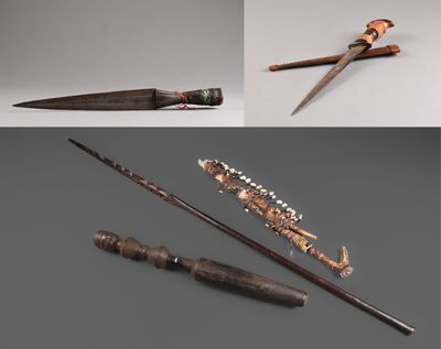 Plusieurs types d'armes sont exposés sur une surface grise