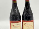 deux bouteilles de vin posées l'une à côté de l'autre sur une table