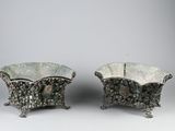 paire de bols plaqués argent ornés de motifs verts et blancs