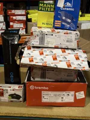 de nombreuses boîtes contenant des appareils électroniques sur le comptoir du magasin