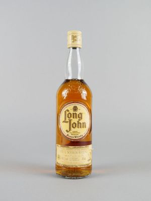 un gros plan sur une bouteille d'alcool posée sur une table