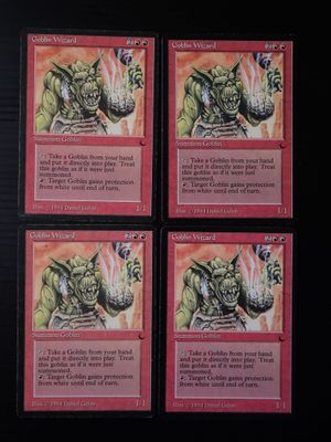 quatre cartes d'un jeu de cartes sur lesquelles figure l'image d'un démon