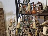 une photo d'une pièce où la table est encombrée d'objets