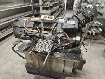 une machine posée sur une table dans une usine