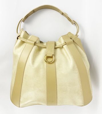 un sac à main blanc avec une boucle dorée sur la poignée