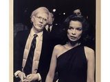 photographie en noir et blanc d'un homme et d'une femme en tenue de cérémonie