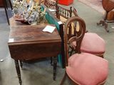 beaucoup de chaises et de tables dans une pièce avec beaucoup de meubles