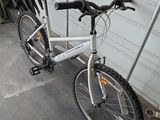 un vélo appuyé contre un mur