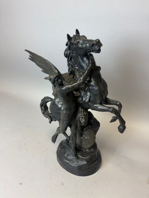 statue en bronze représentant un cheval ailé avec un cavalier ailé sur le dos