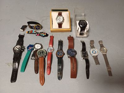 plusieurs types de montres sur la table