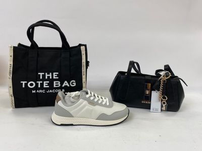Le sac fourre-tout se trouve à côté d'une paire de chaussures et d'un sac à main