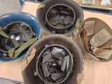 trois casques posés sur une table