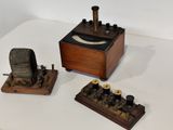 une petite boîte en bois sur laquelle est posée une radio