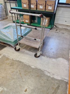 Chariot sur roulettes en métal chromé et planche en bois
