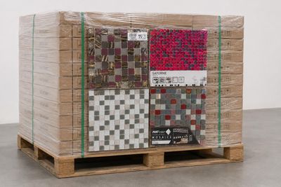 une palette sur laquelle se trouvent tout un tas de carreaux de différentes couleurs