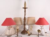 un grand nombre de lampes posées sur une table
