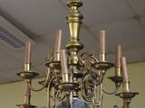 un lustre suspendu au plafond d'une pièce