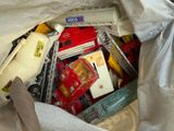 un sac en plastique rempli de jouets et d'autres objets