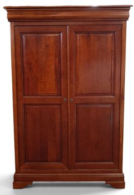 L'armoire est en bois et comporte deux portes.