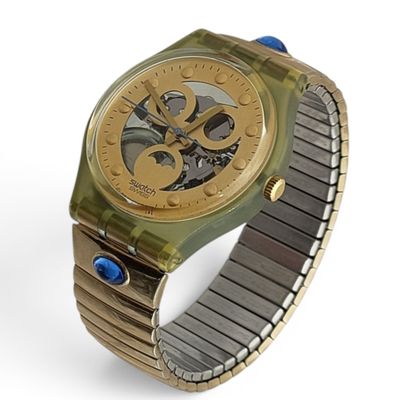 une montre posée sur un bracelet, sur une surface blanche
