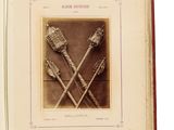 un vieux livre sur lequel figure l'image d'une paire de skis