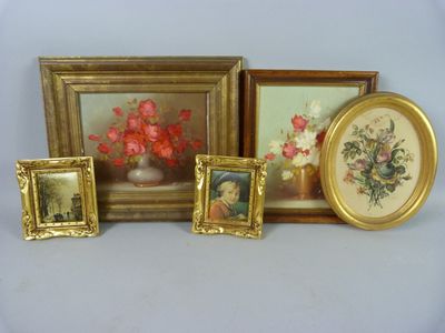 quatre photos encadrées représentant des fleurs dans un vase et un vase rempli de fleurs