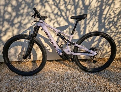 un vélo garé devant un mur