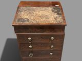 une vieille commode en bois avec un plateau en marbre
