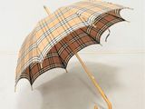 un petit parapluie muni d'un manche en bois