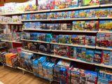 beaucoup de jouets sur les étagères du magasin