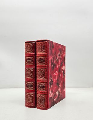 deux livres rouges posés l'un sur l'autre sur une table