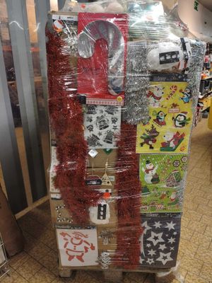 un gros bagage emballé dans du plastique, posé par terre