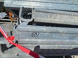 une pile de récipients métalliques auxquels est noué un ruban rouge