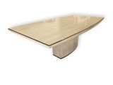 un gros plan d'une table en bois avec un plateau en verre